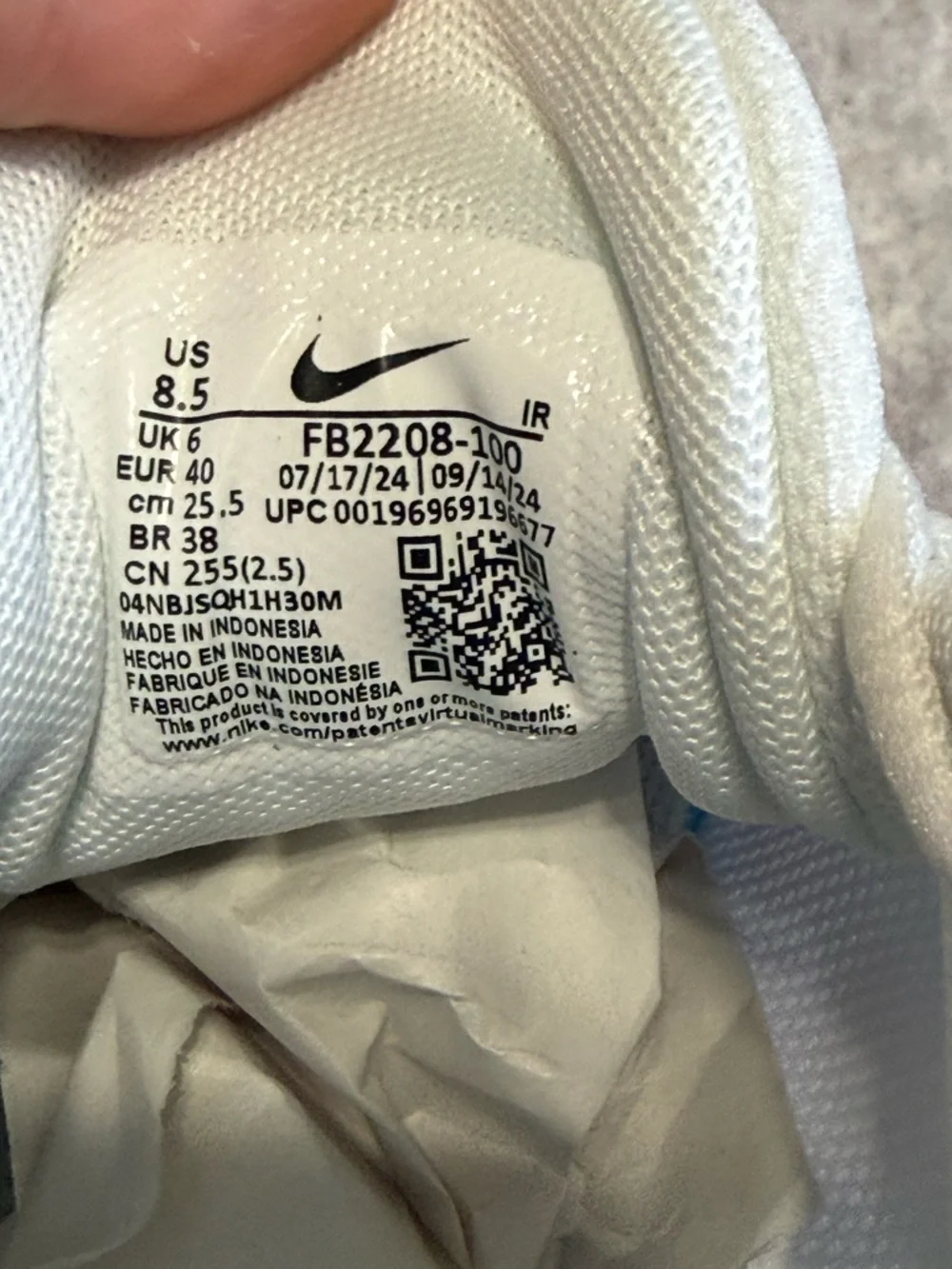 Nike Women’s All-White Lightweight Running Sneakers